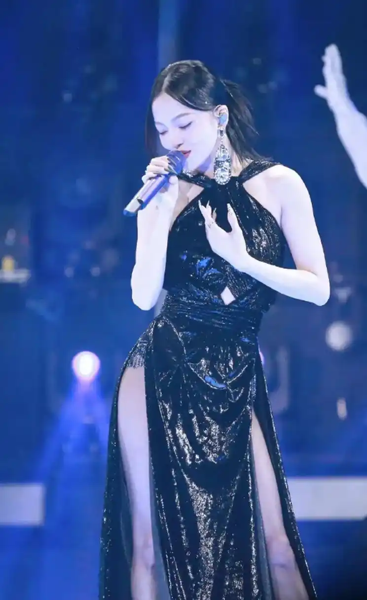 张韶涵一身高开叉裙,美背大长腿一览无余,性感得不要不要的