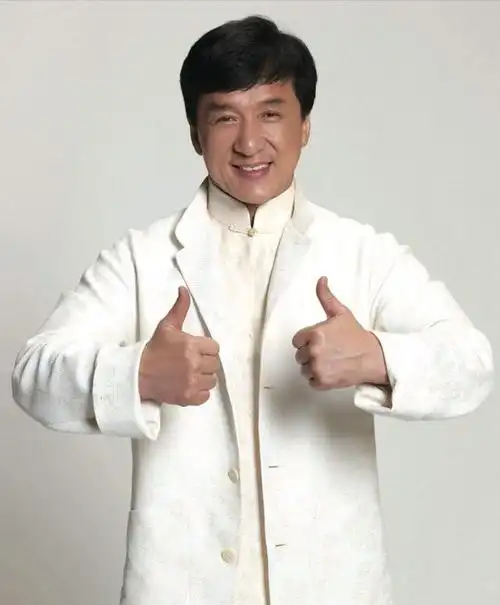 "成龙头发胡子全白了,他真的老了.