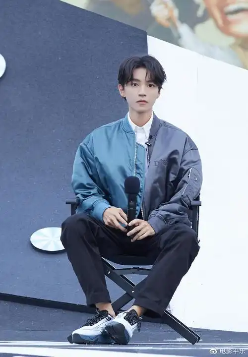 马思纯去西华师范拍戏,工作人员衣服是亮点,与王俊凯合作是真