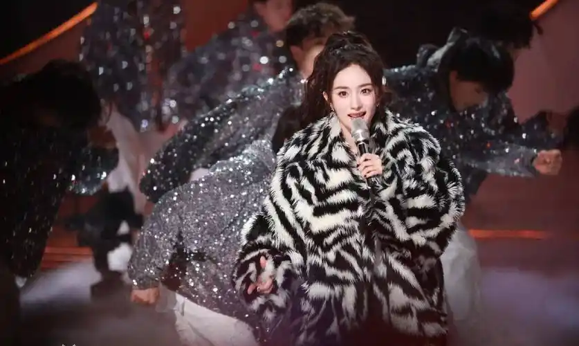 杨幂跨年晚会摇滚甜心造型也太好看了吧,妥妥地女团门面担当_表情