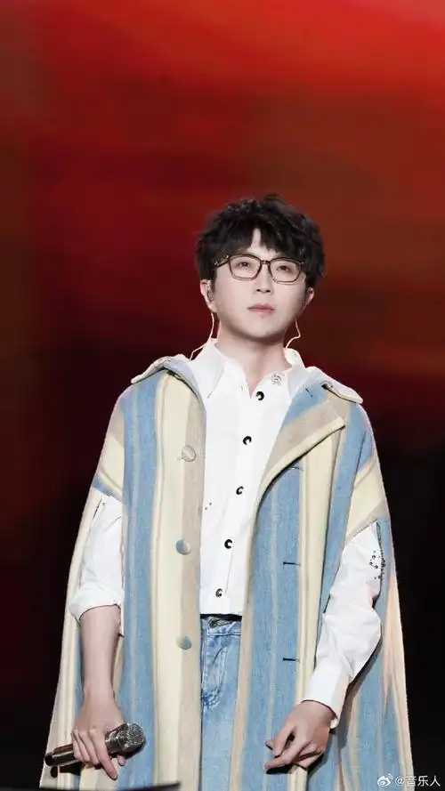 今天微博之夜会带来什么帅气的造型哇,期待@毛不易!