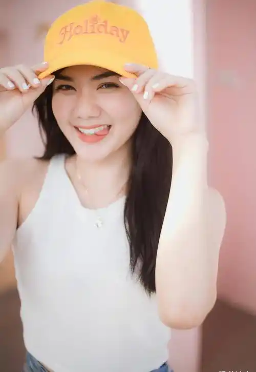 虽然小姐姐的脸蛋确实有点圆,有点大,身材也不是那么高挑纤细,打扮也