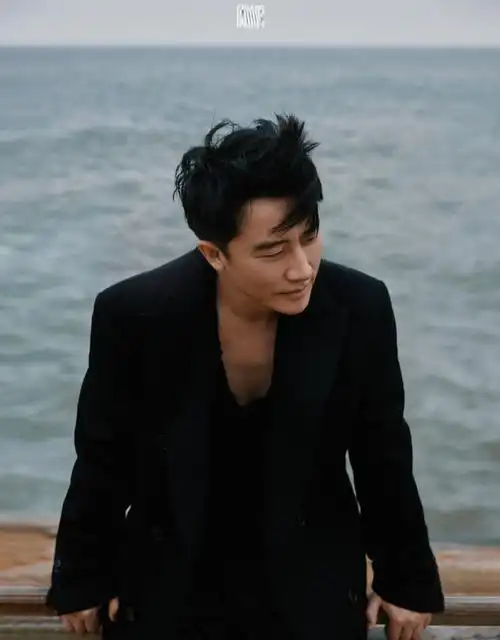 九月刊开季封面96,黄轩表现力好好,文艺感十足,好像在拍电影海报