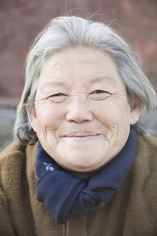 仅一个人,阴影,服装,装饰,光线,影子,墙,注视,休闲装,黄种人,肩膀