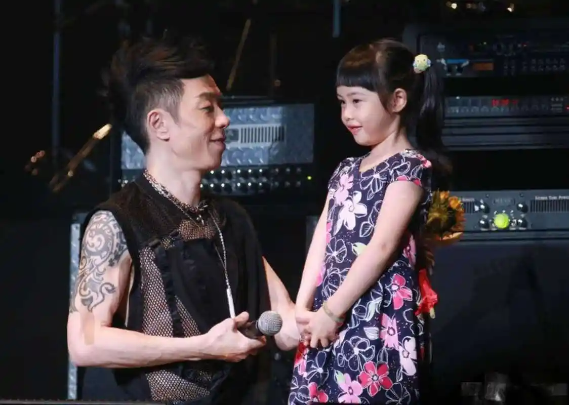 黄贯中透露女儿小名的由来朱茵与老公表达爱的方式差的不止一截