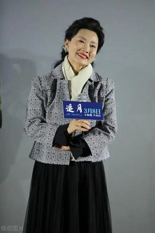 60岁金鸡影后何赛飞,穿短外套配百褶裙真减龄,值得中年女人借鉴|收腰