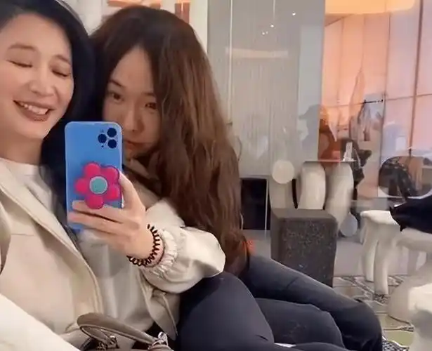 6月17日,熊乃槿在社交平台上晒出与好闺蜜霍思燕一同外出郊游的照片