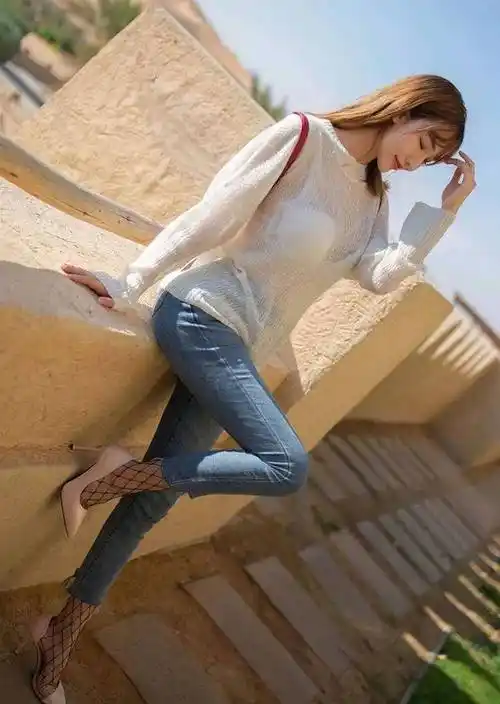 原创春季针织衫搭配牛仔裤时尚穿搭日常生活照