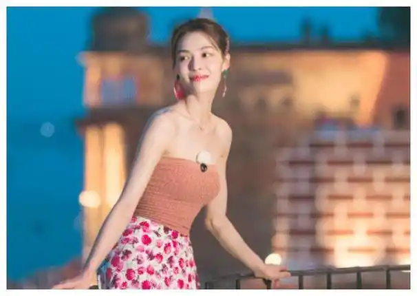 被冯小刚捧红成龙接着捧洪金宝等着捧年纪轻轻就成大佬钟爱