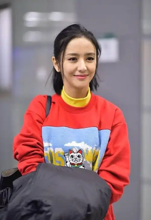 佟丽娅机场羽绒服素颜气质写真图片