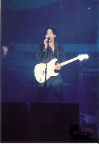 黄家驹弹吉他照片.