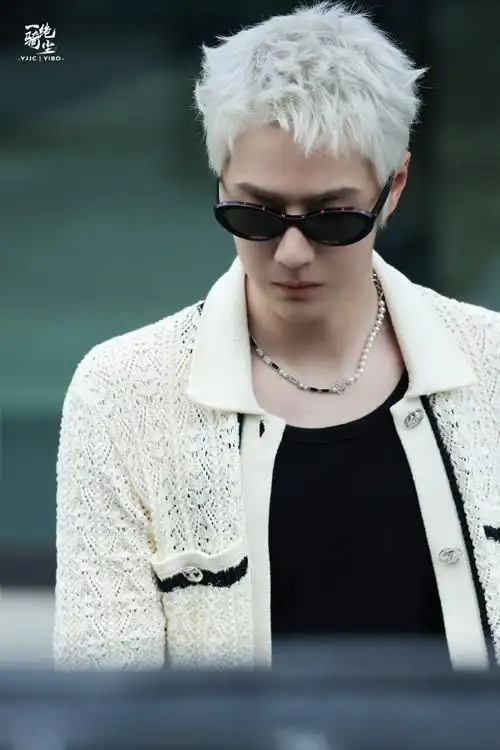 王一博白金狼尾街拍##王一博巴黎时装周##王一博香奈儿品牌形象大使