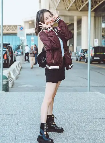 迪丽热巴最新街拍写真 穿棉袄露大腿俏皮可爱