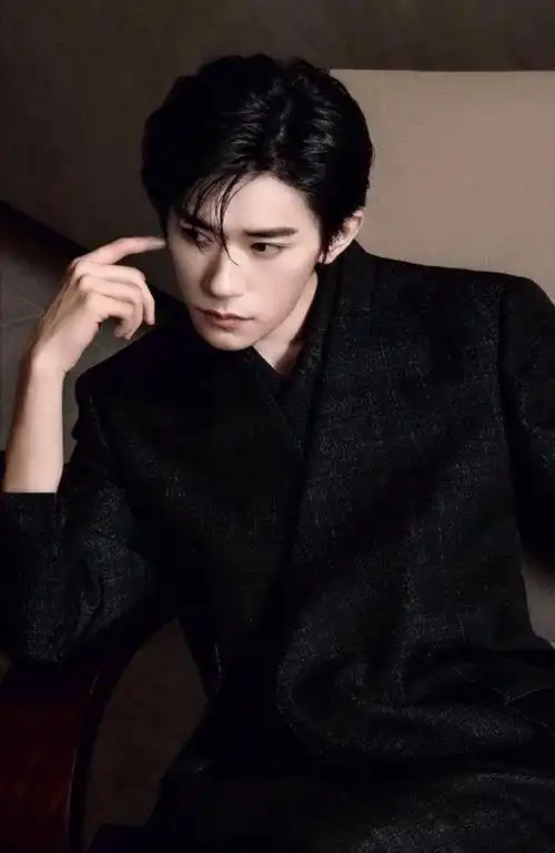 轻轻松松就被帅到了,好喜欢!#易烊千玺背影a爆