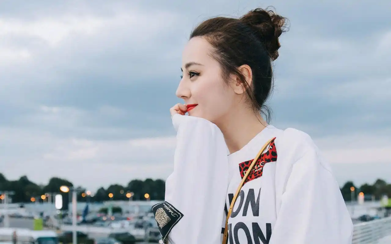 迪丽热巴休闲时尚性感图片桌面壁纸高清大图预览1920×1200_大陆明星