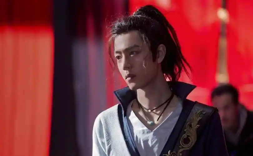 原创肖战银发大片终曝光颜值满分获盛赞却被指适合演郭敬明作品