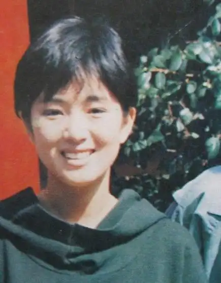 年轻时的短发照巩俐