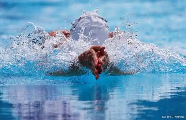 而想要在游泳比赛中取得好成绩,就需要掌握一定的游泳技巧,提高游泳