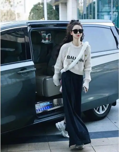 戚薇又带火了极简穿搭白毛衣半身裙羊毛卷时髦又洋气