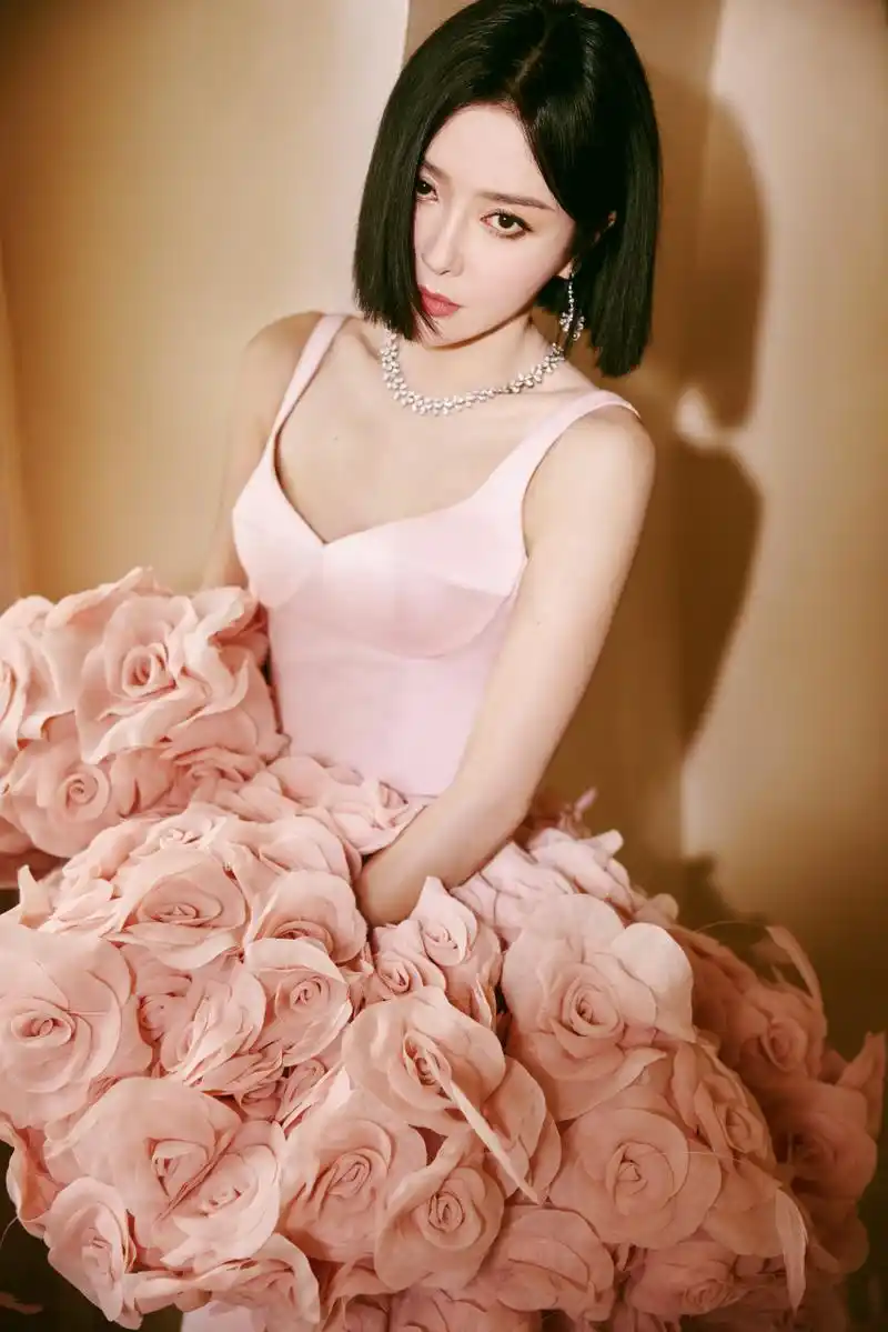 秦岚超话 层叠光影,秦岚 玫瑰盛开,一袭粉色花瓣长裙添绘冬日色彩