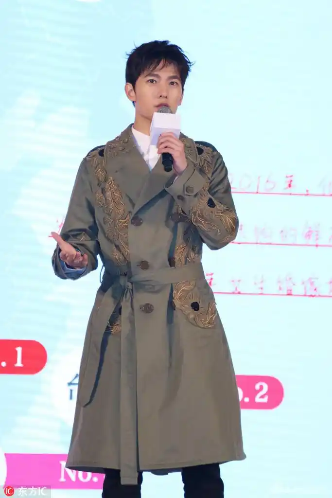 组图:杨洋穿风衣帅气现身贵气十足_高清图集_新浪网