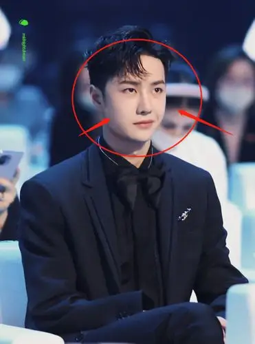 肖战王一博微博之夜同台,撞衫同款西装,肖战瘦到脱相让粉丝担忧