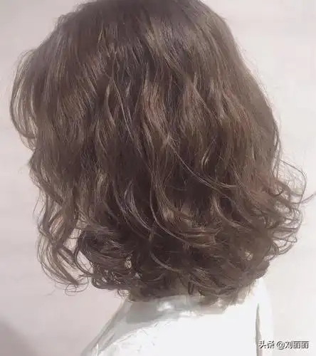 头发细软适合什么发型?满头烫发型22款送给你,洋气时尚显发量.