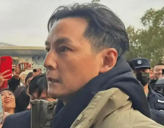 两年前,吴彦祖的白发就开始显现了,因为他平时比较随性,他在自己发布