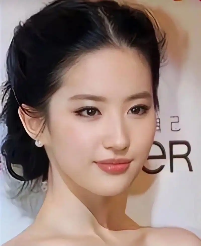 怼脸拍也照样美得惊人.刘亦菲.