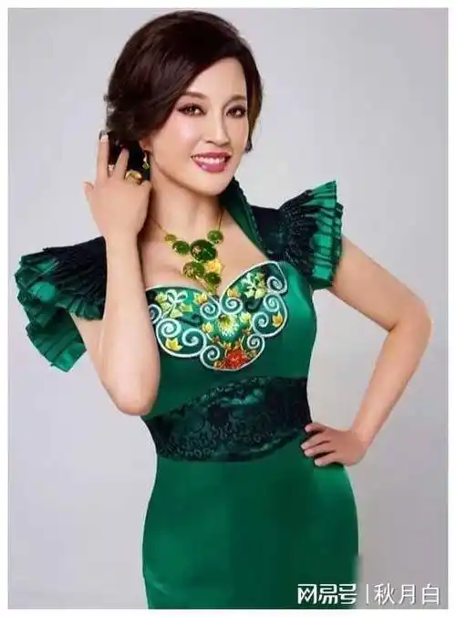 原创刘晓庆豪宅密会小鲜肉年龄差几十岁却似同龄亲密依偎引热议