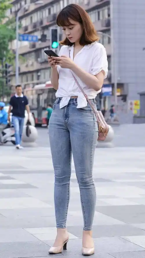 清爽新潮的穿法,简单大方怪好看_女生_牛仔裤_身材