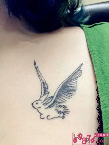 美女胸前飞翔玉兔可爱纹身图片