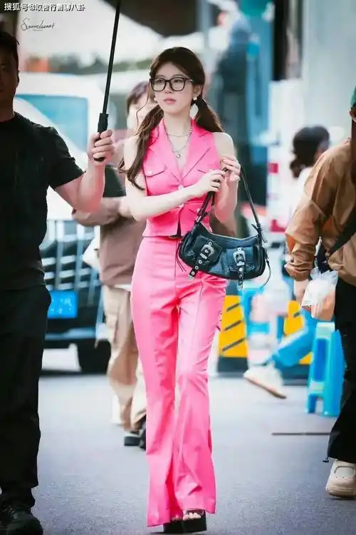 赵露思路透照,穿玫瑰粉嫩套装又甜又酷,简直是"行走的