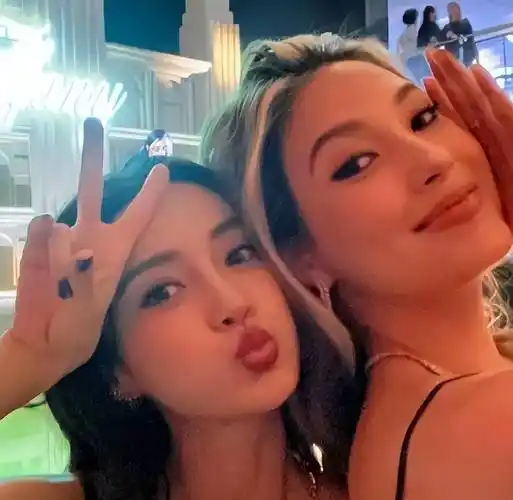 谷爱凌与杨颖合照流出,笑容甜美气场十足,网友直言"吃相难看"_大学