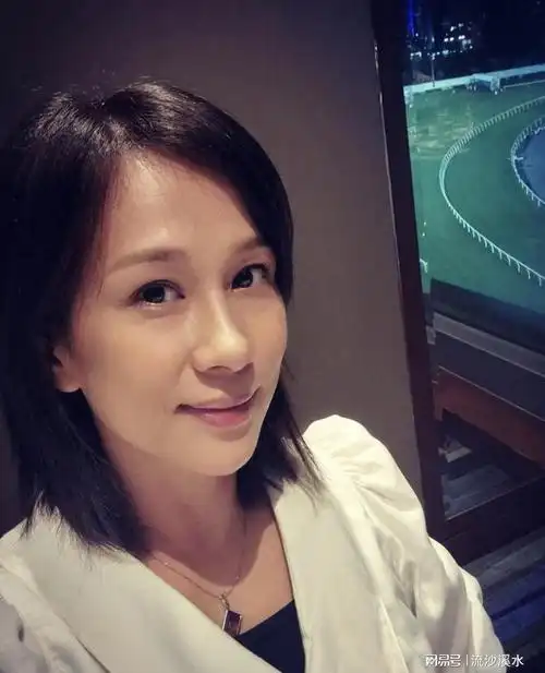 文颂娴携女儿赴深圳一日游,11岁女儿身高已接近母亲,长相像父亲|亚视|