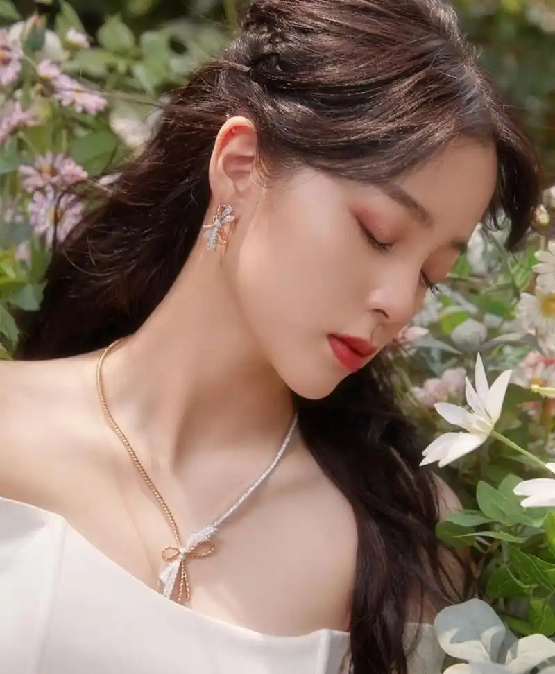 清纯妩媚,甜美可人的#欧阳娜娜# 身穿白色抹胸纱裙,丰满傲人的事业线