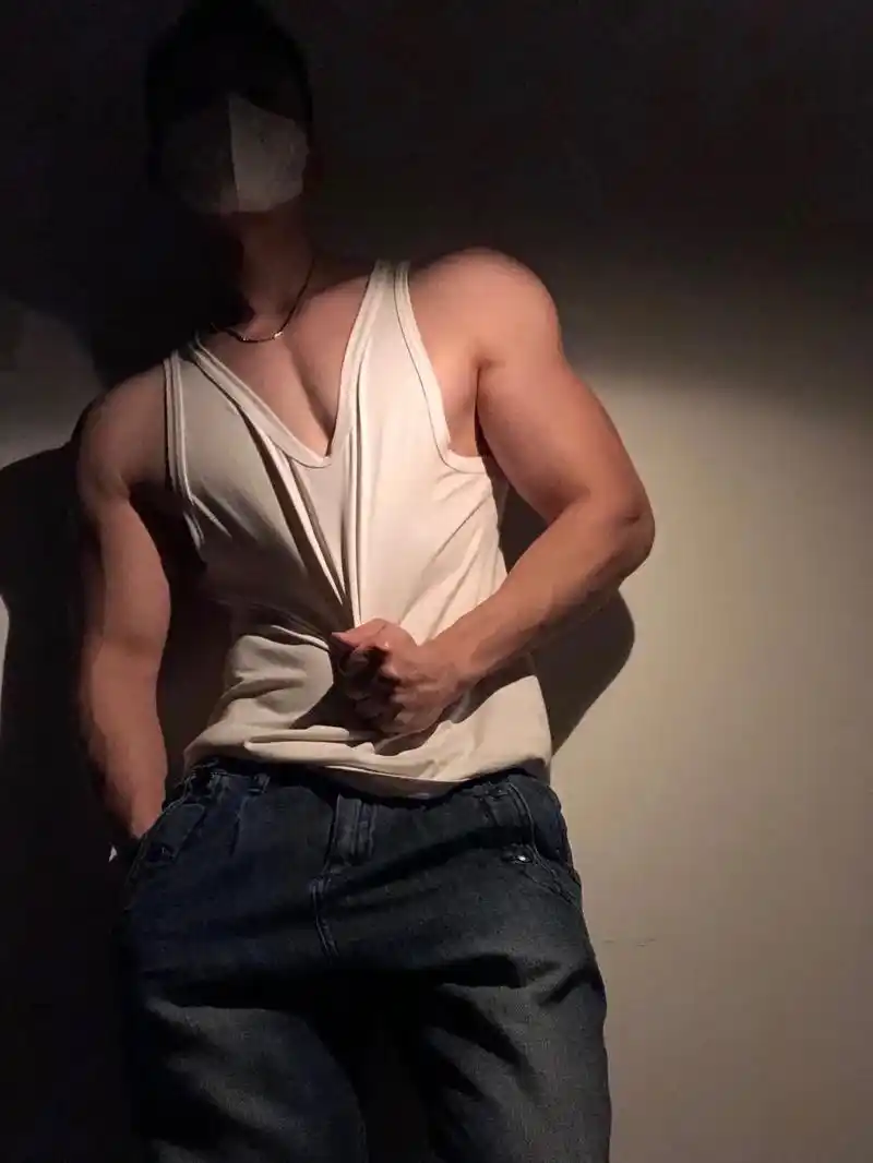 给你准备的壁纸,白背心版!#图文伙伴计划 #腹肌#肌肉#无不 - 抖音