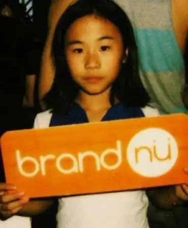 小眼睛,塌鼻子,小时候的窦靖童真的不算漂亮,不过头发倒是又黑又亮