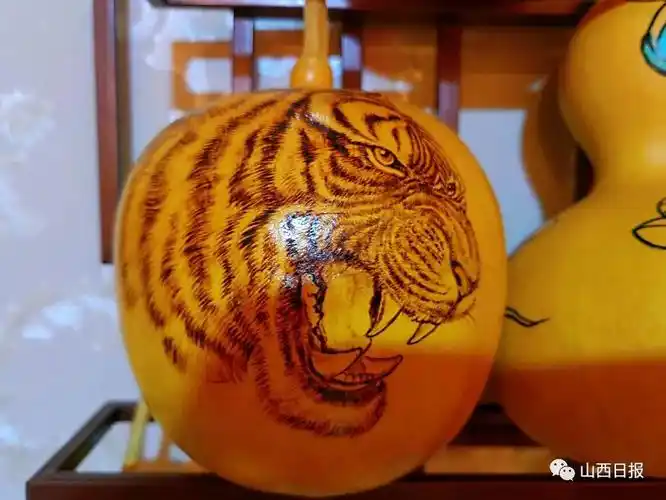 图话丨小葫芦上的大世界一位烙画葫芦手艺人的传承与创新