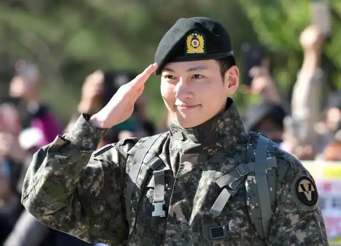 池昌旭正式退伍 穿迷彩军装敬礼谢意帅气有型 - 青岛新闻网