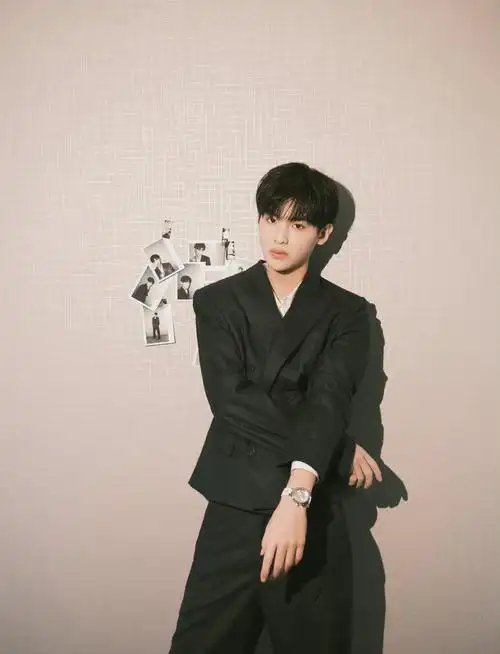 黄明昊黑色收腰西装写真大片 黑色西装白衬衫……__财经头条