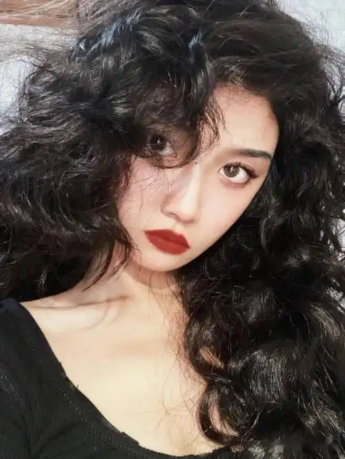 "复古港风烫发"女孩,年底烫发约起来!_发型_刘海_头发