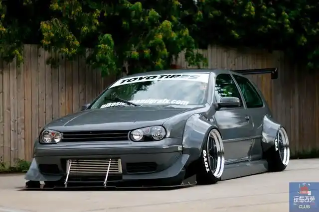 这辆2003款大众高尔夫gti改装真正的极致宽体低趴姿态!