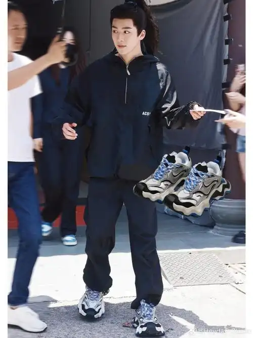 何洛洛超话@何洛洛_ning同款mega wavy波浪老爹鞋"又上脚我们的老爹鞋