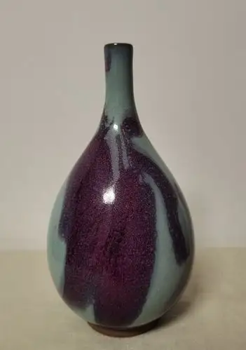 钧窑天青釉紫红斑赏瓶～～ 器型非常特别,釉色也非常美的一件…在别的