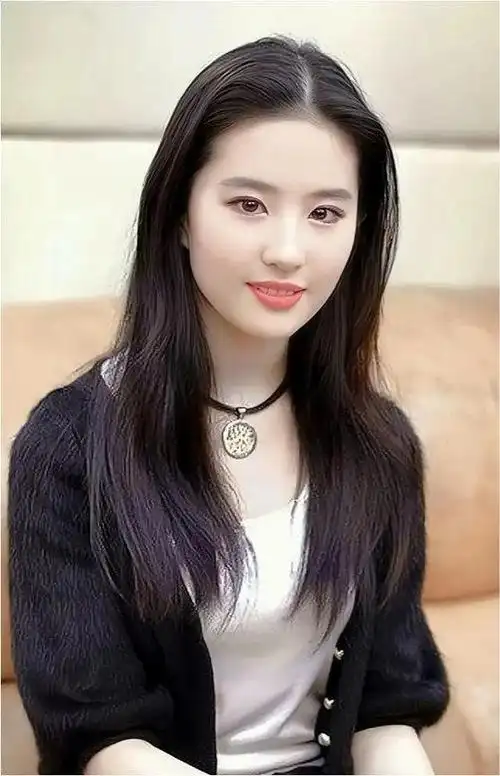 2006年,她以大胆的创举推出了个人首张音乐大作《刘亦菲》,并紧随其后