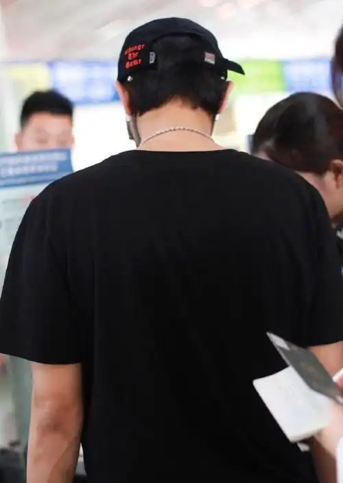 26岁黄子韬好会凹造型烂大街t恤配破洞裤走机场依旧帅气