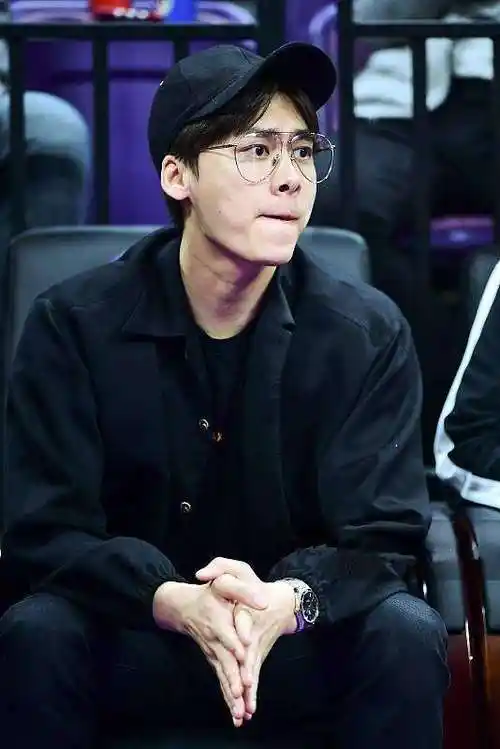 李易峰为好朋友郭艾伦暖心加油,素颜且戴眼镜的李易峰好苏