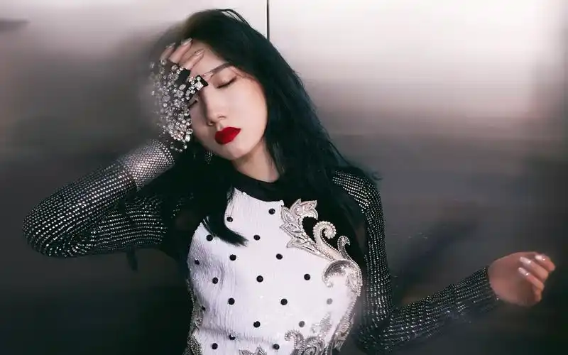 孟美岐魅惑性感图片桌面壁纸