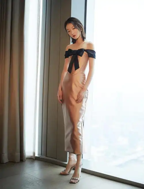 格纹修身裙珠光宝气周冬雨出席时装秀造型抢眼小骨架大气场